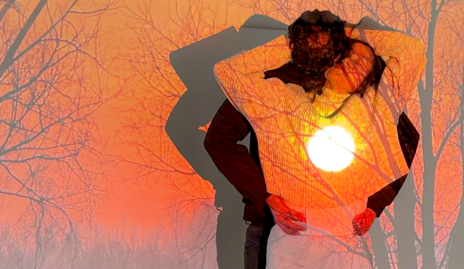 Intersticio, performance and projection work by Liza Szatola