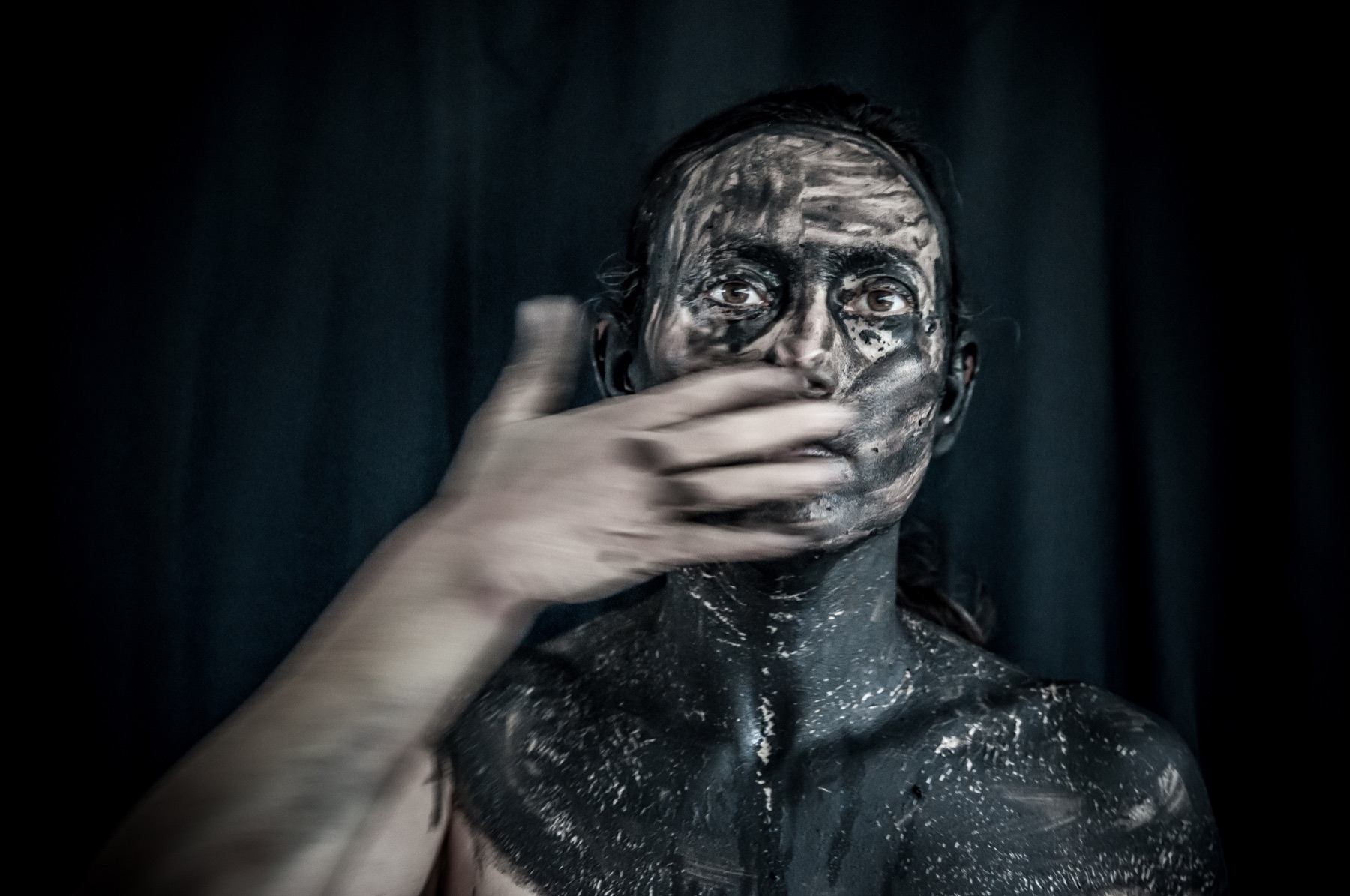 Dis-appear, video performance by Liza Szatola